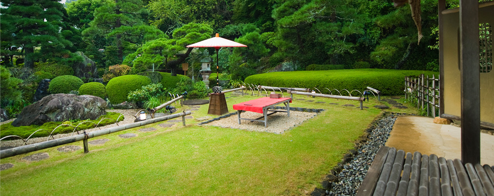 裏山を借景とした枯山水庭園